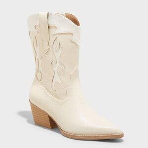 This is a pair of Women's Universal Thread Xena Western Boots in cream/white.